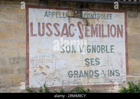 Vigne et vignoble de l’appellation Lussac-saint-émilion. Satellite de Saint-Émilion. Produzione de vin rouge. Vigne et vignoble des vins de Bordeaux Foto Stock