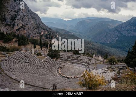 Antiche rovine greche con vista sulle montagne, oracolo di apollo delfi, teatro archeologico con mito dell'UNESCO, ricco patrimonio sul monte parnaso, Foto Stock