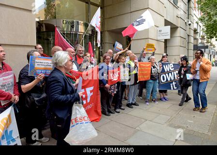 Londra, Regno Unito. 29 agosto 2023. I membri dei sindacati dei lavoratori ferroviari Aslef e TSSA si unirono ad altri gruppi di campagna per manifestare contro la proposta di chiusura di quasi 1000 biglietterie ferroviarie in Inghilterra. I gruppi di campagne per i disabili stanno conducendo una campagna contro la chiusura, affermando che molti disabili non potranno viaggiare se i tagli verranno effettuati. Dietro banner L-R: Simon Weller Assistente Segretario ASLEF; Mick Whelan, Segretario generale ASLEF. G.P. Essex/Alamy Live News Foto Stock