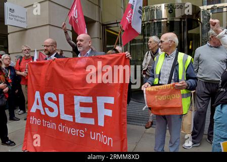Londra, Regno Unito. 29 agosto 2023. I membri dei sindacati dei lavoratori ferroviari Aslef e TSSA si unirono ad altri gruppi di campagna per manifestare contro la proposta di chiusura di quasi 1000 biglietterie ferroviarie in Inghilterra. I gruppi di campagne per i disabili stanno conducendo una campagna contro la chiusura, affermando che molti disabili non potranno viaggiare se i tagli verranno effettuati. Dietro banner L-R: Simon Weller Assistente Segretario ASLEF; Mick Whelan, Segretario generale ASLEF. G.P. Essex/Alamy Live News Foto Stock
