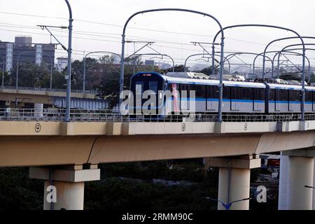 10 agosto 2023, Pune, Maharashtra, India, la metropolitana corre su un binario sopraelevato, il veicolo si sposta lungo la strada ferroviaria della metropolitana di Pune vicino al ponte Sangam, ora in arrivo Foto Stock