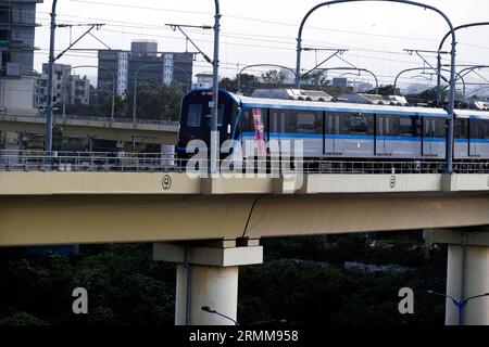 10 agosto 2023, Pune, Maharashtra, India, la metropolitana corre su un binario sopraelevato, il veicolo si sposta lungo la strada ferroviaria della metropolitana di Pune vicino al ponte Sangam, ora in arrivo Foto Stock