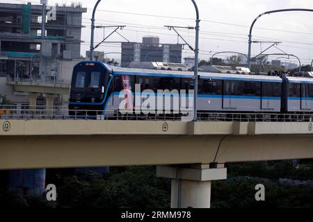 10 agosto 2023, Pune, Maharashtra, India, la metropolitana corre su un binario sopraelevato, il veicolo si sposta lungo la strada ferroviaria della metropolitana di Pune vicino al ponte Sangam, ora in arrivo Foto Stock