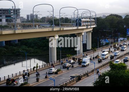 10 agosto 2023, Pune, Maharashtra, India, la metropolitana corre su un binario sopraelevato, il veicolo si sposta lungo la strada ferroviaria della metropolitana di Pune vicino al ponte Sangam, ora in arrivo Foto Stock