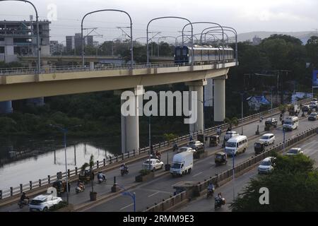 10 agosto 2023, Pune, Maharashtra, India, la metropolitana corre su un binario sopraelevato, il veicolo si sposta lungo la strada ferroviaria della metropolitana di Pune vicino al ponte Sangam, ora in arrivo Foto Stock