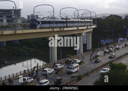 10 agosto 2023, Pune, Maharashtra, India, la metropolitana corre su un binario sopraelevato, il veicolo si sposta lungo la strada ferroviaria della metropolitana di Pune vicino al ponte Sangam, ora in arrivo Foto Stock