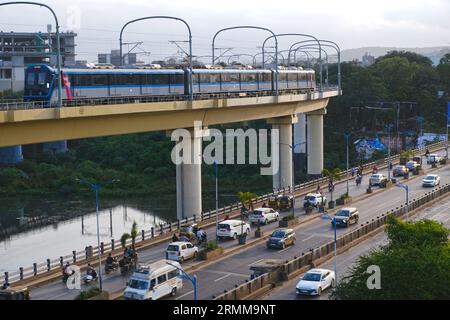 10 agosto 2023, Pune, Maharashtra, India, la metropolitana corre su un binario sopraelevato, il veicolo si sposta lungo la strada ferroviaria della metropolitana di Pune vicino al ponte Sangam, ora in arrivo Foto Stock