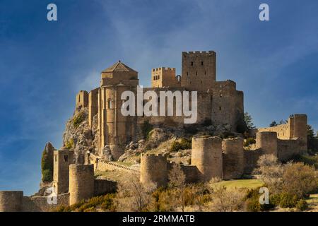 Immergiti nella bellezza medievale della Spagna con questa accattivante fotografia dell'imponente castello di Lorena a Huesca. Foto Stock