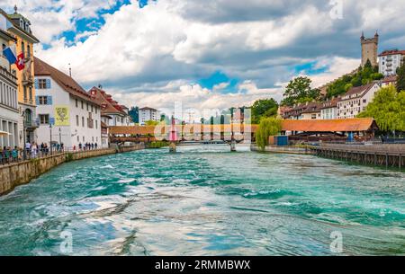 Splendida vista panoramica sull'intero Ponte Spreuer a Lucerna, Svizzera. La metà meridionale è perpendicolare al fiume Reuss, mentre la parte settentrionale... Foto Stock