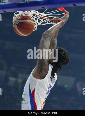 Manila, Filippine. 29 agosto 2023. Jordan Clarkson delle Filippine dunca durante la partita del gruppo A tra le Filippine e l'Italia alla Coppa del mondo FIBA 2023 a Manila, nelle Filippine, 29 agosto 2023. Crediti: Meng Yongmin/Xinhua/Alamy Live News Foto Stock