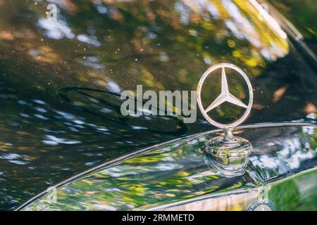 1 luglio 2023, Antalya, Turchia: Eccellenza di lusso: Un'auto Mercedes-Benz, simbolo dell'opulenza automobilistica, vanta un design raffinato e l'iconica embl Foto Stock