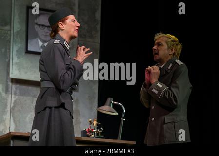 Gli attori si esibiscono durante la presentazione dello spettacolo `Berlino, Berlino´, al teatro Alcazar di Madrid.29 agosto 2023 Spagna Foto Stock