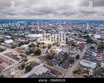 Splendida vista aerea con droni dello skyline, delle strade e delle piazze del centro di Porto Velho. Foresta pluviale amazzonica sullo sfondo nelle nuvole giornate estive. Rondonia Foto Stock