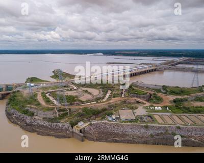 Splendida vista aerea con droni della diga sul fiume Madeira, della centrale idroelettrica di Santo Antônio e della foresta pluviale amazzonica, della città di Porto Velho, Rondonia, Brasile Foto Stock