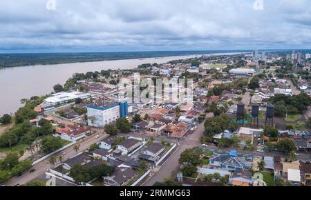 Vista aerea con droni dello skyline del centro di Porto Velho, delle strade, delle piazze e del fiume Madeira. Foresta pluviale amazzonica sullo sfondo nelle nuvole giornate estive. Foto Stock