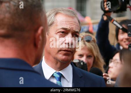 Londra, Regno Unito. 29 agosto 2023. L'ex leader dell'UKIP Nigel Farage durante una protesta "Stop ULEZ" fuori Downing Street. Il controverso schema ULEZ del sindaco di Londra Sadiq Khan è stato esteso in tutta la grande Londra da oggi e richiede alle persone con veicoli non conformi di pagare £ 12,50 al giorno quando guidano per la capitale. Credito: Waldemar Sikora / Alamy Live News Foto Stock