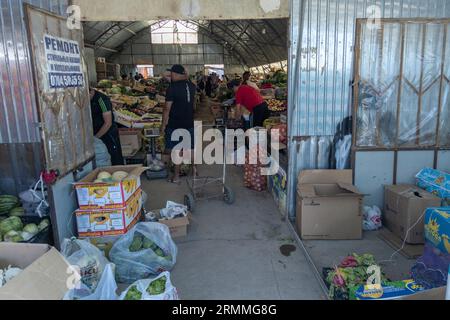 Ingresso al mercato delle verdure nell'edificio hangar a Cholpon Ata, Kirghizistan Foto Stock