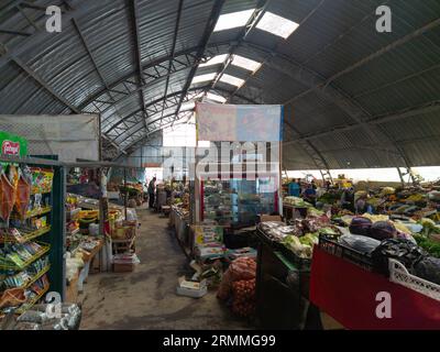 Mercato di verdure nell'edificio hangar a Cholpon Ata, in Kirghizistan Foto Stock