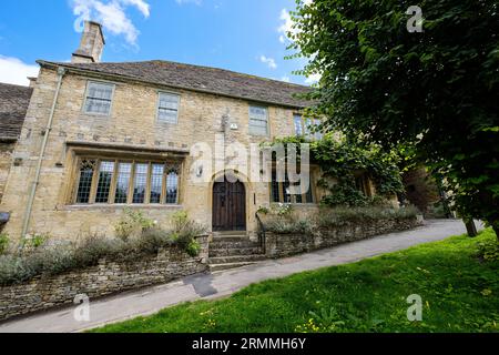 Un cottage Cotswold sulla collina a Burford, West Oxfordshire. Tipico dei cottage costruiti in pietra Cotswold in molte città e villaggi della zona Foto Stock