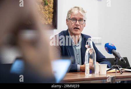 L'AIA - lo scout Arie Slob spiega i suoi consigli sulla nuova coalizione durante una conferenza stampa. La coalizione nel comune dell'Aia crollò quando il VVD lasciò il consiglio. A causa dei disordini, Slob fu nominato scout. ANP LEX VAN LIESHOUT netherlands Out - belgio Out Foto Stock