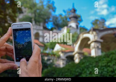 Turisti felici a Praga, Repubblica Ceca, che scattano selfie e foto di un altro passeggero in una giornata di sole durante le loro vacanze. Foto Stock