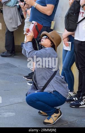 Turisti felici a Praga, Repubblica Ceca, che scattano selfie e foto di un altro passeggero in una giornata di sole durante le loro vacanze. Foto Stock