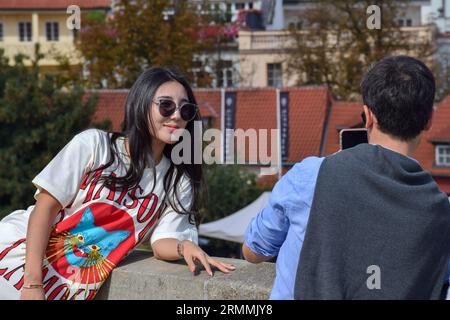 Turisti felici a Praga, Repubblica Ceca, che scattano selfie e foto di un altro passeggero in una giornata di sole durante le loro vacanze. Foto Stock