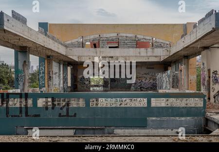 Bangkok, Thailandia - 08 luglio 2023 - la struttura interna degli edifici abbandonati con mattoni è stata lasciata deteriorarsi nel corso degli anni. I graffiti Foto Stock