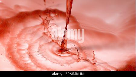 Vino rosso versato su sfondo bianco Foto Stock