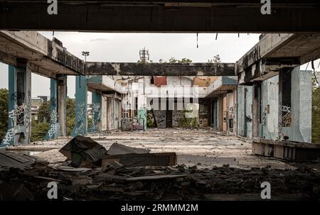 Bangkok, Thailandia - 08 luglio 2023 - la struttura interna degli edifici abbandonati con mattoni è stata lasciata deteriorarsi nel corso degli anni. I graffiti Foto Stock