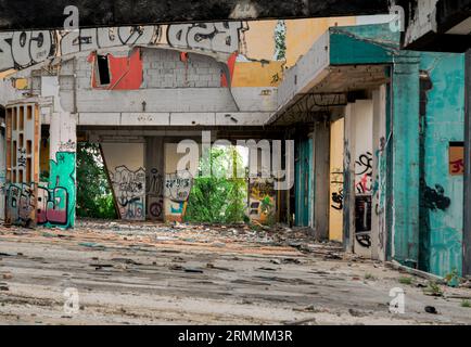 Bangkok, Thailandia - 08 luglio 2023 - la struttura interna degli edifici abbandonati con mattoni è stata lasciata deteriorarsi nel corso degli anni. I graffiti Foto Stock