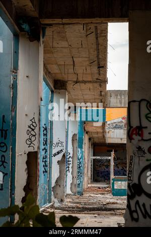 Bangkok, Thailandia - 08 luglio 2023 - la struttura interna degli edifici abbandonati con mattoni è stata lasciata deteriorarsi nel corso degli anni. I graffiti Foto Stock