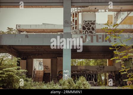 Bangkok, Thailandia - 08 luglio 2023 - la struttura esterna degli edifici abbandonati con struttura in mattoni è stata lasciata deteriorarsi nel corso degli anni. I graffiti Foto Stock