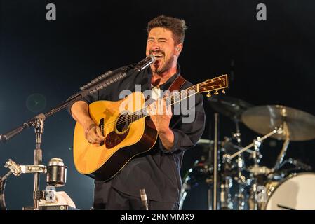 I Mumford and Sons si esibiscono al Victorious Festival 2023 a Portsmouth, Hampshire, Regno Unito il 27 agosto 2023 Foto Stock