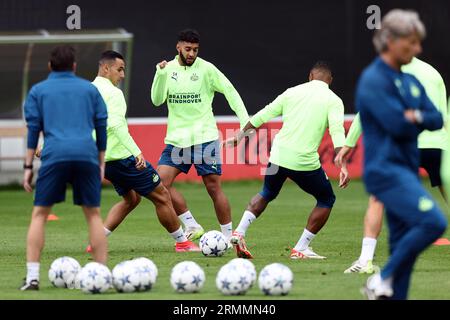 EINDHOVEN - (lr) Anwar El Ghazi, Ismael Saibari, Patrick van Aanholt in azione durante gli allenamenti che hanno portato alla seconda e ultima partita di play-off della Champions League tra PSV e Scottish Rangers FC. VINCENT JANNINK Foto Stock