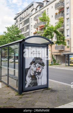Nuovo display pubblicitario Galaxy Z Flip a Berlino, Germania. Foto Stock