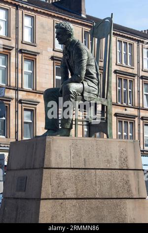 Statua di Charles Rennie Macintosh all'angolo tra Argyle e Elliot Street Finnieston, Glasgow Foto Stock