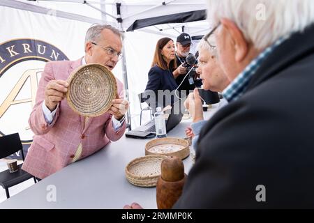 Knut Knutson, esperto di antiquariato, durante la registrazione dello show televisivo "Antikrundan" di Sveriges Television a Motala, Svezia, martedì. Quest'estate, il programma televisivo di Sveriges Antikrundan va in tour annuale per la 35esima volta e visita diverse città in tutta la Svezia. Antikrundan è la versione svedese del formato originale della BBC Antiques Roadshow. Lo spettacolo visita diversi luoghi in Svezia e permette alle persone di portare i loro oggetti d'antiquariato per essere valorizzati dagli esperti. Foto Stock