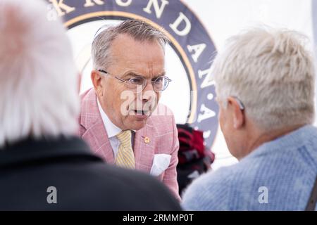 Knut Knutson, esperto di antiquariato, durante la registrazione dello show televisivo "Antikrundan" di Sveriges Television a Motala, Svezia, martedì. Quest'estate, il programma televisivo di Sveriges Antikrundan va in tour annuale per la 35esima volta e visita diverse città in tutta la Svezia. Antikrundan è la versione svedese del formato originale della BBC Antiques Roadshow. Lo spettacolo visita diversi luoghi in Svezia e permette alle persone di portare i loro oggetti d'antiquariato per essere valorizzati dagli esperti. Foto Stock