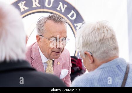 Knut Knutson, esperto di antiquariato, durante la registrazione dello show televisivo "Antikrundan" di Sveriges Television a Motala, Svezia, martedì. Quest'estate, il programma televisivo di Sveriges Antikrundan va in tour annuale per la 35esima volta e visita diverse città in tutta la Svezia. Antikrundan è la versione svedese del formato originale della BBC Antiques Roadshow. Lo spettacolo visita diversi luoghi in Svezia e permette alle persone di portare i loro oggetti d'antiquariato per essere valorizzati dagli esperti. Foto Stock