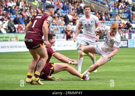 Huddersfield, Inghilterra - 25 agosto 2023 Luis Roberts (24) di Leeds Rhinos viaggi su Joe Greenwood (10) di Huddersfield Giants.. Rugby League Betfred Super League , Huddersfield Giants vs Leeds Rhinos al John Smith's Stadium, Huddersfield, UK Foto Stock