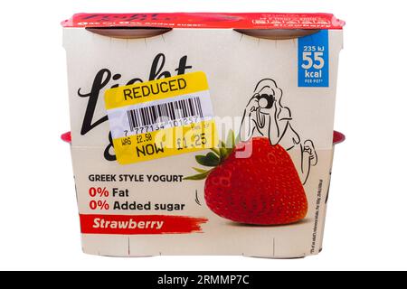 Danone Light & Free Greek Style yogurt aroma di fragola isolato su fondo bianco - 0% grassi 0% yogurt zuccherati aggiunti - metà prezzo Foto Stock