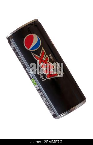 Lattina di Pepsi Max gusto massimo senza zucchero isolato su sfondo bianco Foto Stock