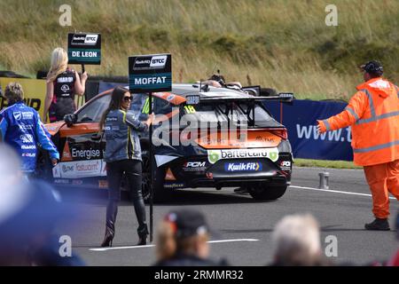 In questa immagine è raffigurato un incidente con una persona rivestita di giallo in piedi ai lati di un SUV gravemente danneggiato Foto Stock