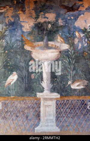 Sito archeologico di Pompei, Campania, Italia. Affresco di uccelli che bevono presso la fontana del giardino della Casa di Venere in un conchiglia. Casa della Venere in conc Foto Stock