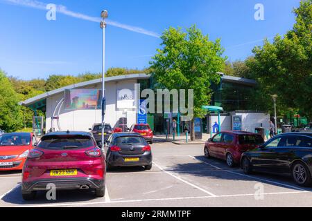 Servizi autostradali Regno Unito; stazione di servizio Winchester Motorway sull'autostrada M3, esterno, visto dal parcheggio; Hampshire, Regno Unito Foto Stock