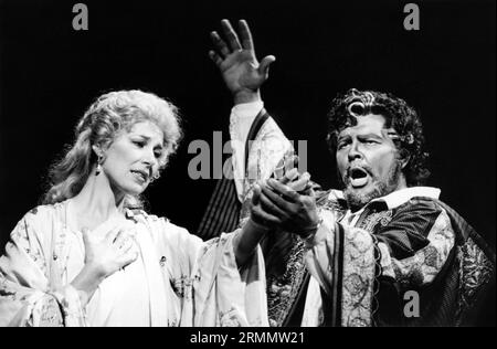 Rosalind Plowright (Desdemona), Vladimir Atlantov (Otello) in OTELLO di Verdi alla Royal Opera, Covent Garden, Londra WC2 14/04/1987 musica: Giuseppe Verdi libretto: Arrigo Boito dopo l'OTELLO di Shakespeare direttore: Edward Downes scenografia: Timothy o'Brien costumi: Peter J Hall illuminazione: Robert Bryan direttore: Elijah Moshinsky Foto Stock