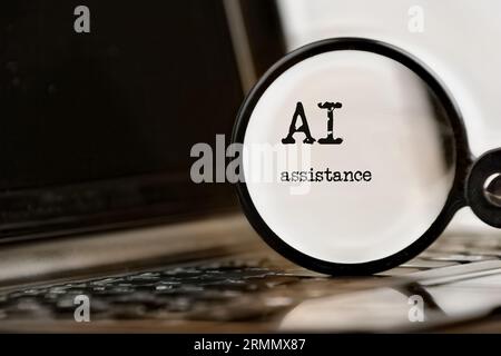 Tecnologia di assistenza AI dimostrata con laptop, testo e lente di ingrandimento. Prompt dei comandi e KI. Parla con l'intelligenza artificiale. Foto Stock