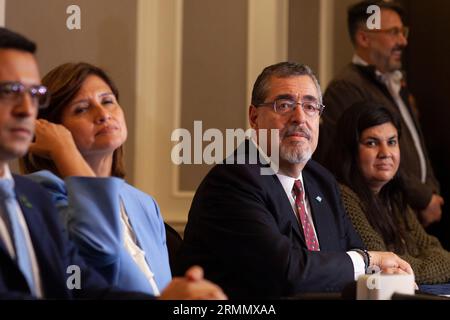 Guatemala Stadt, Guatemala. 28 agosto 2023. Bernardo Arevalo parla a una conferenza stampa dopo che la Corte suprema elettorale ha annunciato di aver vinto il ballottaggio con il 60,91% dei voti. Tuttavia, l'esito delle elezioni è lungi dall'essere deciso. Credito: Sandra Sebastian/dpa/Alamy Live News Foto Stock