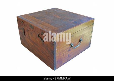 scatola in legno vintage isolata su sfondo bianco, oggetto per il tuo design Foto Stock